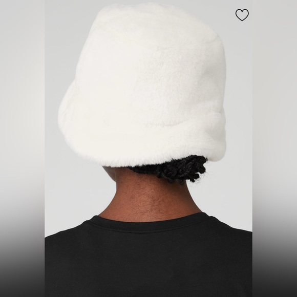Alo NWT Faux Fur Bucket Hat Ivory Size S M - Picture 3 of 11